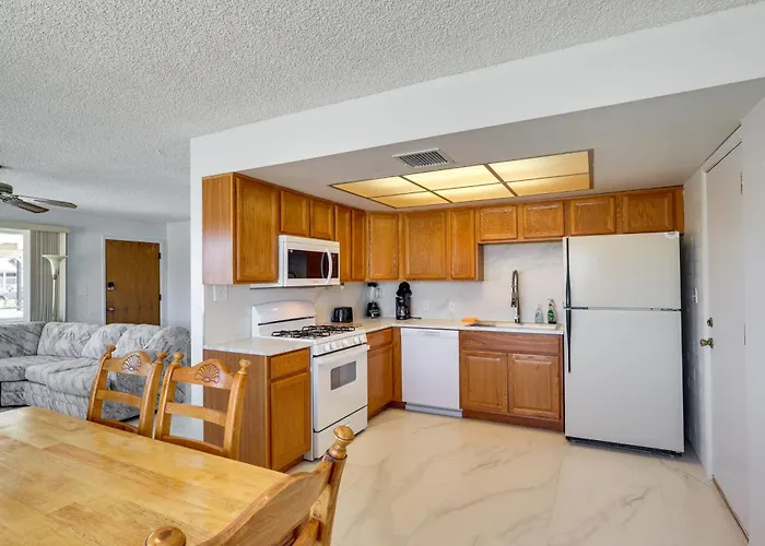Villa Riverfront Bullhead W/ Mountain Views!