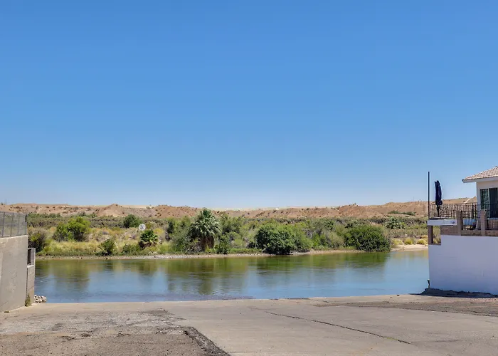Villa Riverfront Bullhead W/ Mountain Views! *